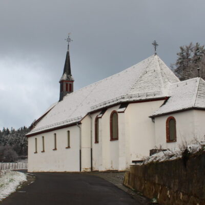 Blick von Norden auf die Paulskirche in Lieser im Schnee